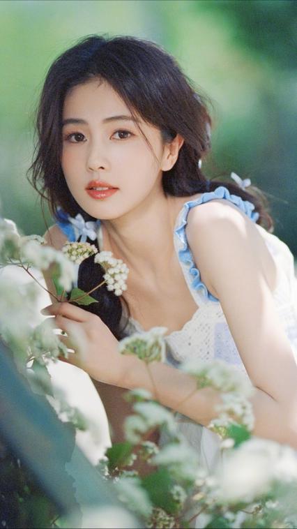 男生和女生一起打扑克牌